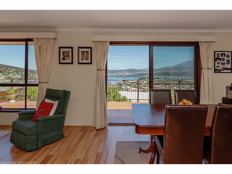 43 Karoola Road, Lindisfarne TAS 7015