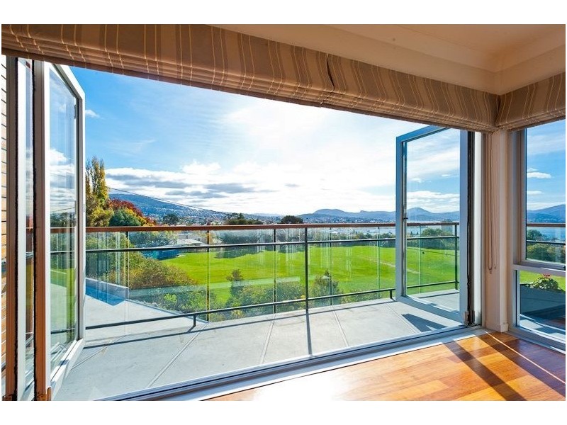 2/245 Churchill Ave, Sandy Bay TAS 7005