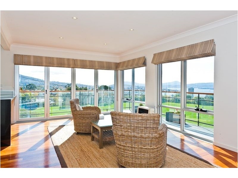 2/245 Churchill Ave, Sandy Bay TAS 7005