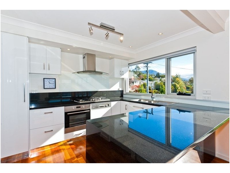 2/245 Churchill Ave, Sandy Bay TAS 7005