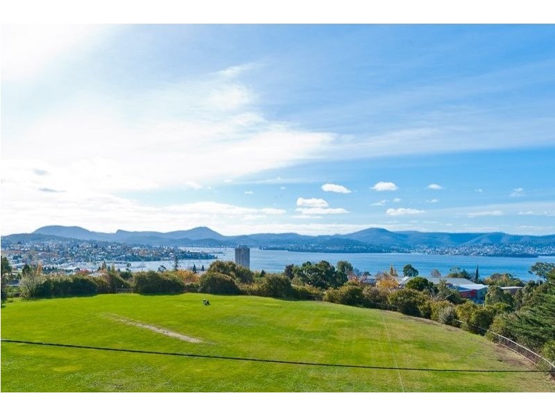 2/245 Churchill Ave, Sandy Bay TAS 7005