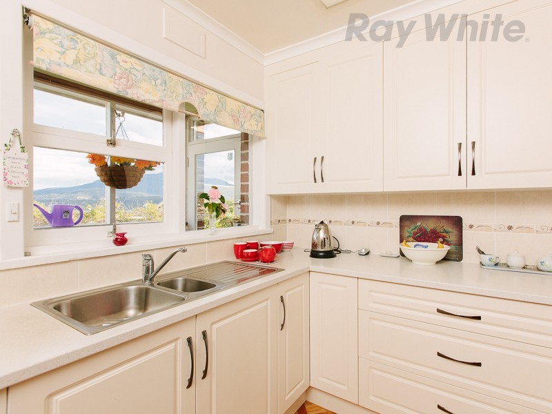 34 Malunna Road, Lindisfarne TAS 7015