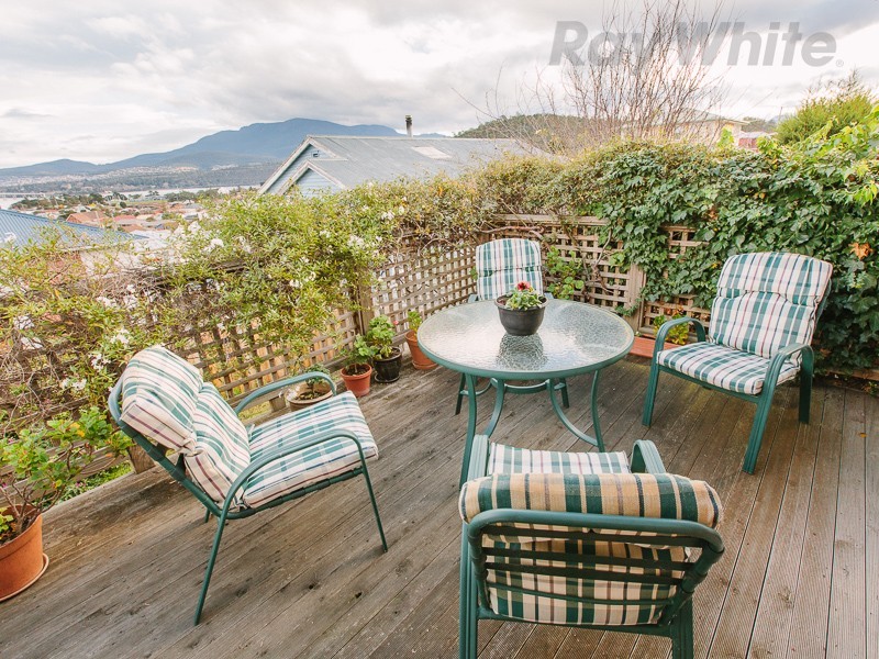 34 Malunna Road, Lindisfarne TAS 7015