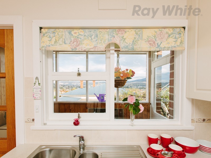 34 Malunna Road, Lindisfarne TAS 7015