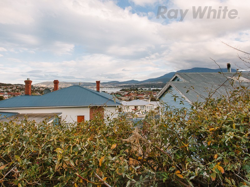 34 Malunna Road, Lindisfarne TAS 7015