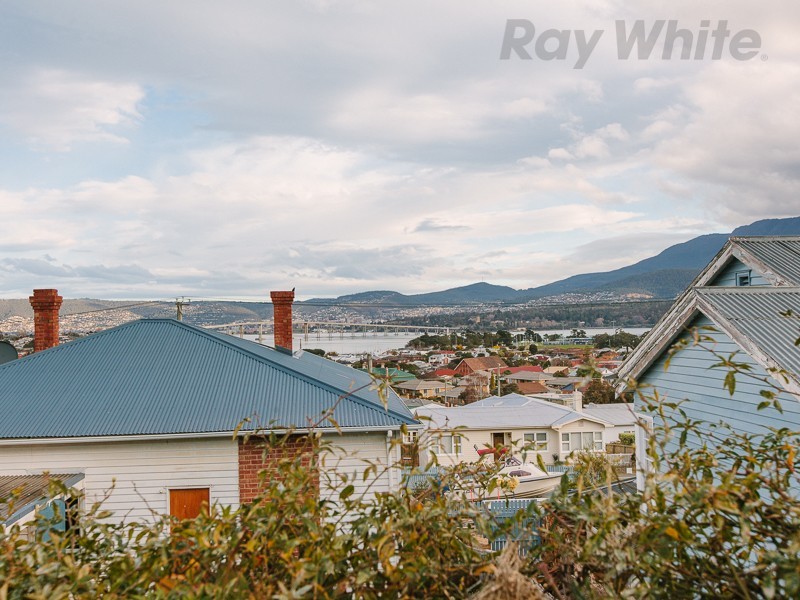 34 Malunna Road, Lindisfarne TAS 7015