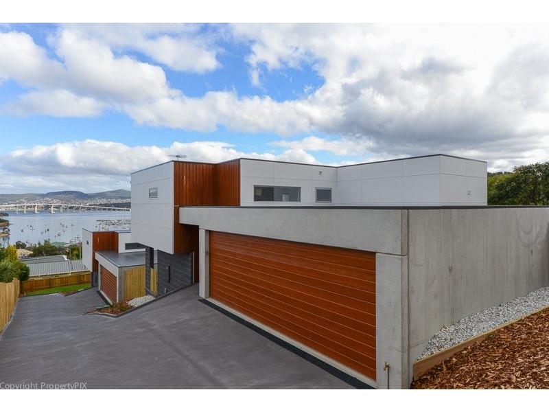 2/52 Malunna Road, Lindisfarne TAS 7015