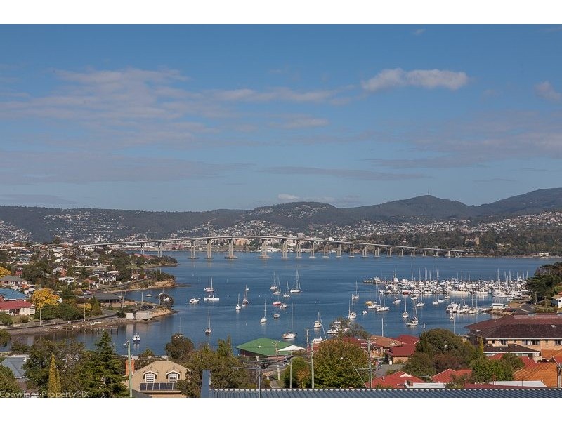 2/52 Malunna Road, Lindisfarne TAS 7015