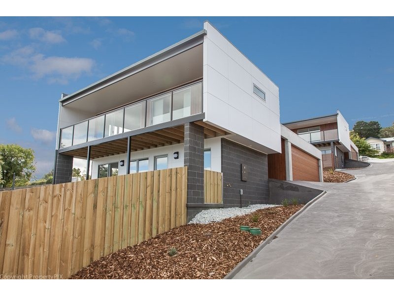 2/52 Malunna Road, Lindisfarne TAS 7015