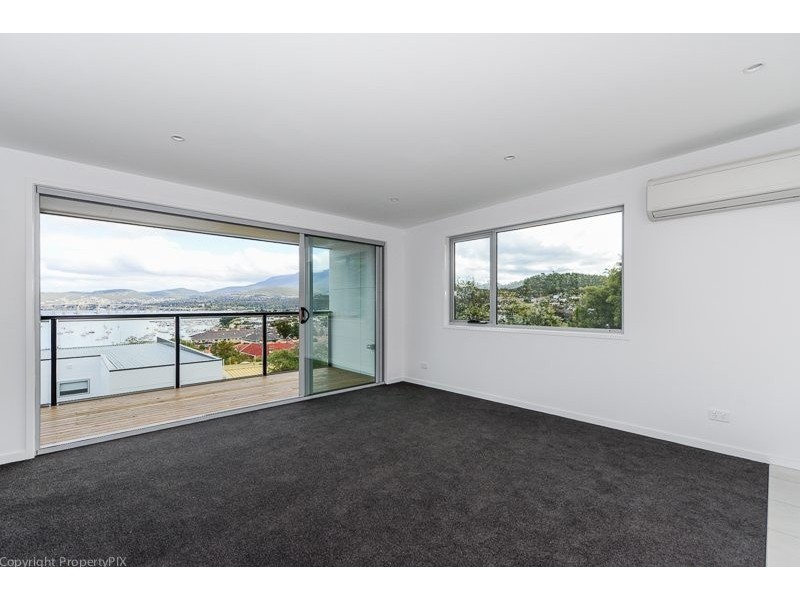 2/52 Malunna Road, Lindisfarne TAS 7015