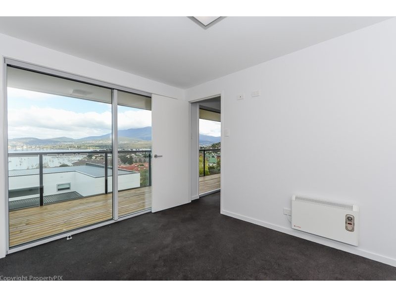 2/52 Malunna Road, Lindisfarne TAS 7015
