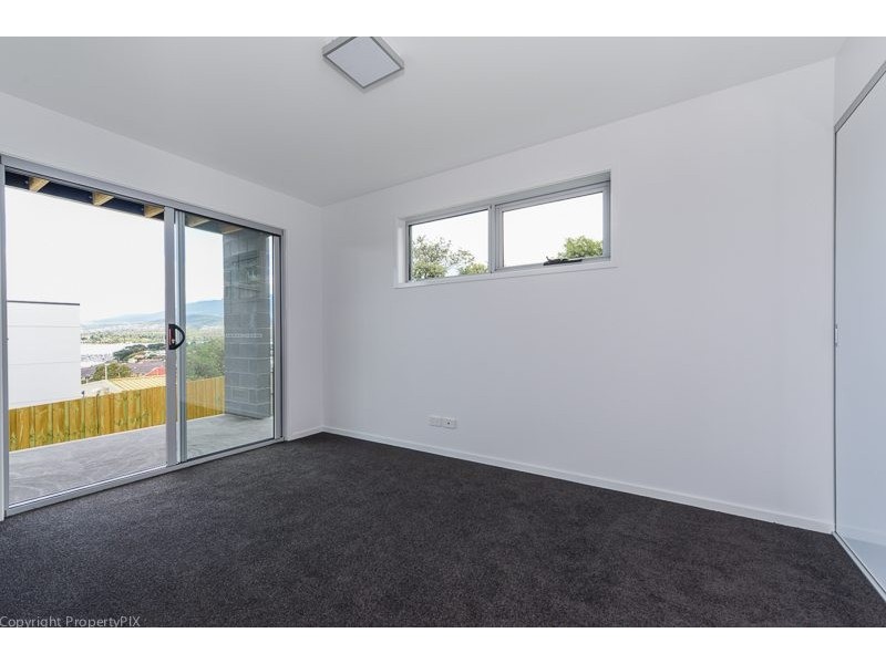 2/52 Malunna Road, Lindisfarne TAS 7015