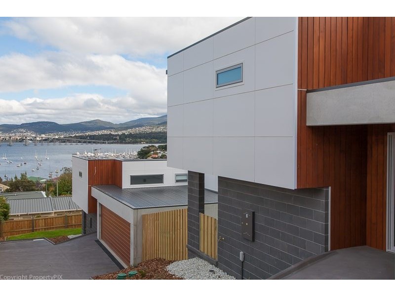 2/52 Malunna Road, Lindisfarne TAS 7015