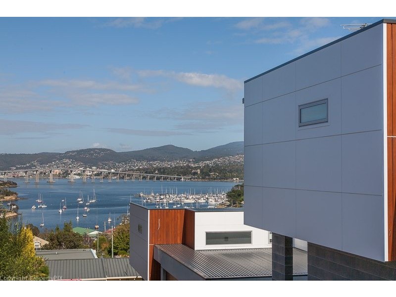 2/52 Malunna Road, Lindisfarne TAS 7015