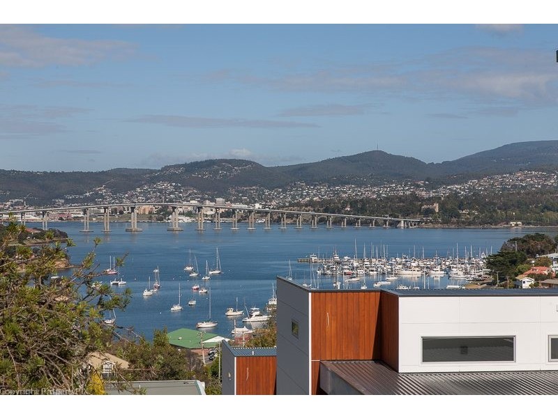 2/52 Malunna Road, Lindisfarne TAS 7015