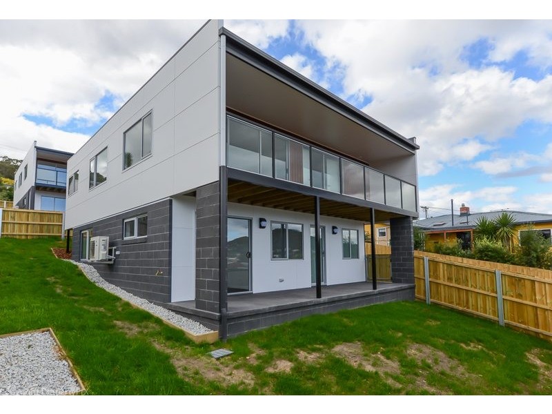 2/52 Malunna Road, Lindisfarne TAS 7015
