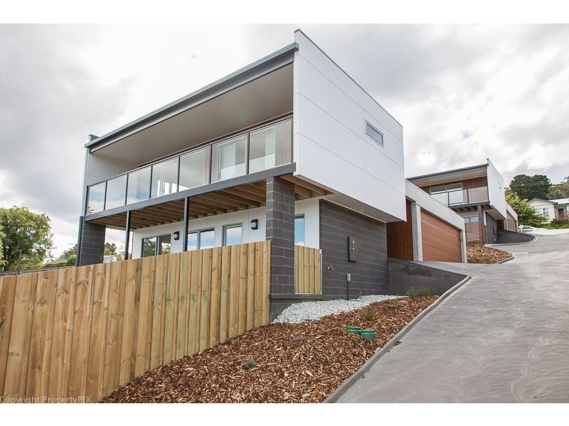 2/52 Malunna Road, Lindisfarne TAS 7015