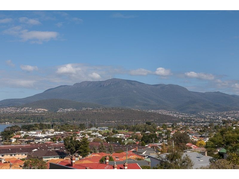 2/52 Malunna Road, Lindisfarne TAS 7015