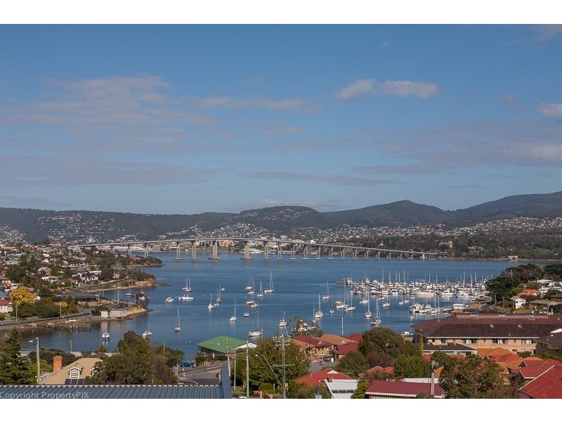 2/52 Malunna Road, Lindisfarne TAS 7015