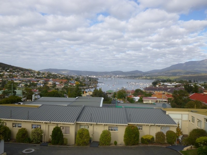 3/52 Malunna Road, Lindisfarne TAS 7015