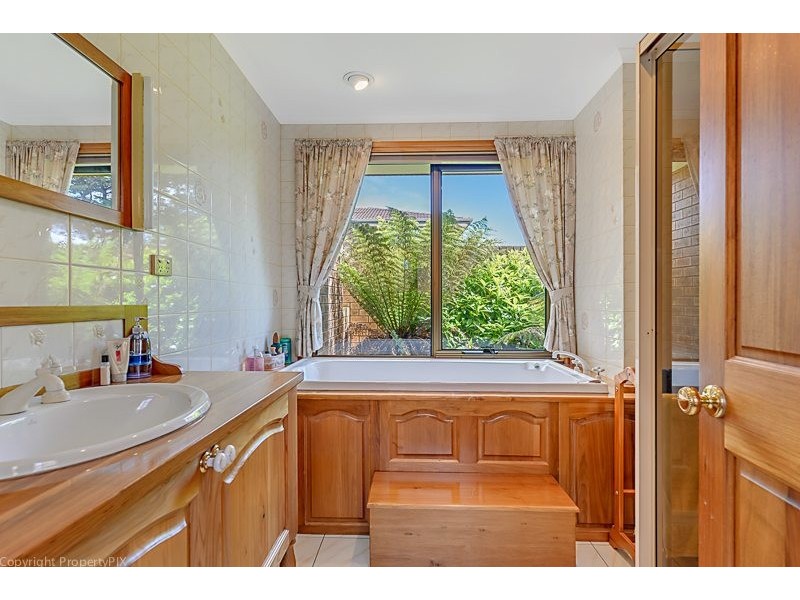 4 Koluri Court, Lindisfarne TAS 7015