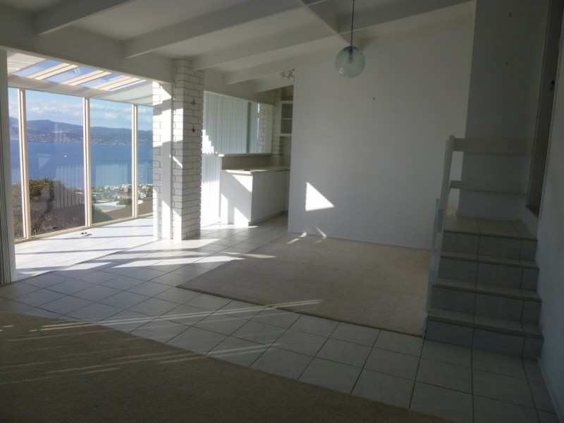 2/4 Amanda Cresent, Sandy Bay TAS 7005