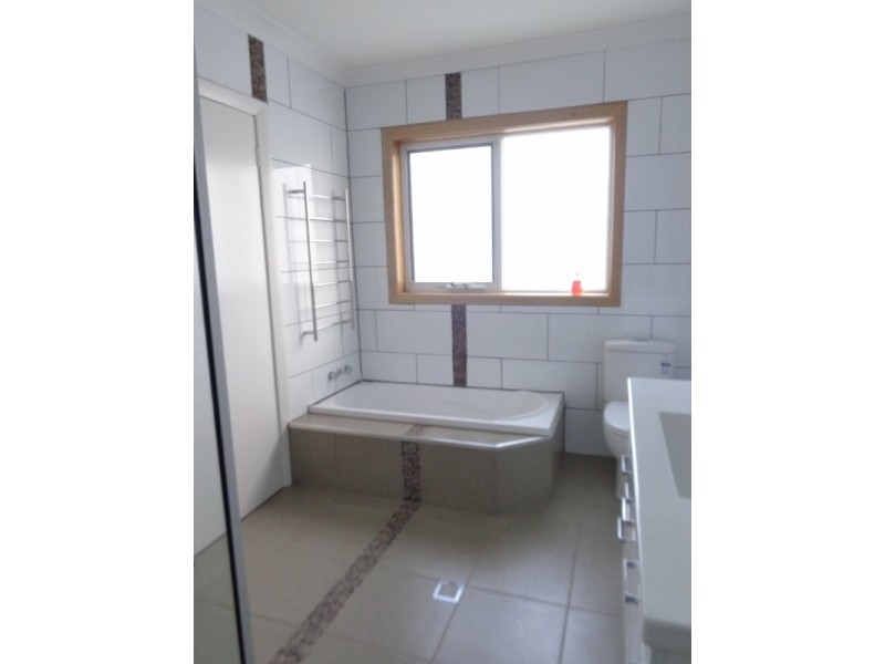 8 Athol Street, Somerset TAS 7322