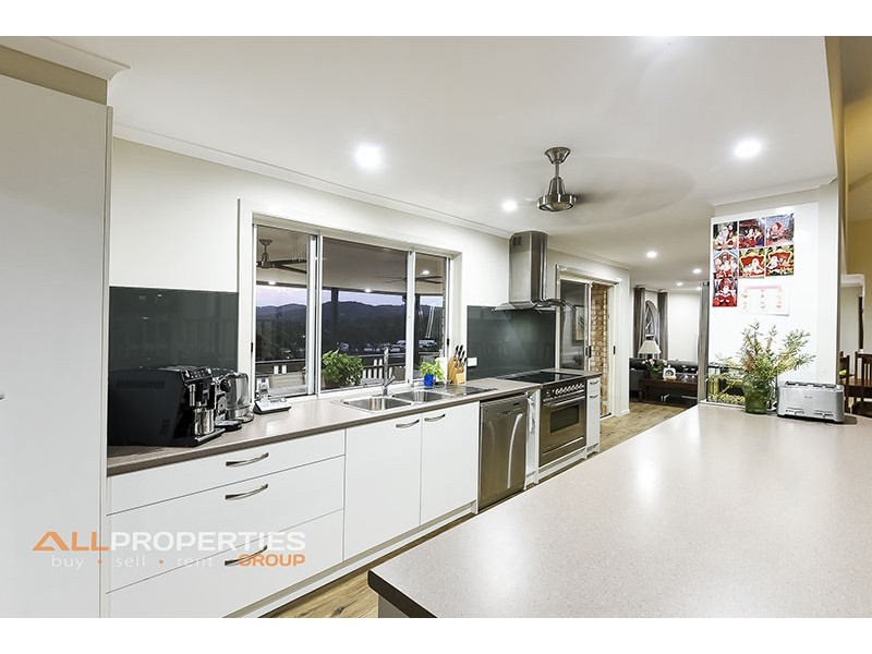 8 Raymond Court, Mount Warren Park QLD 4207