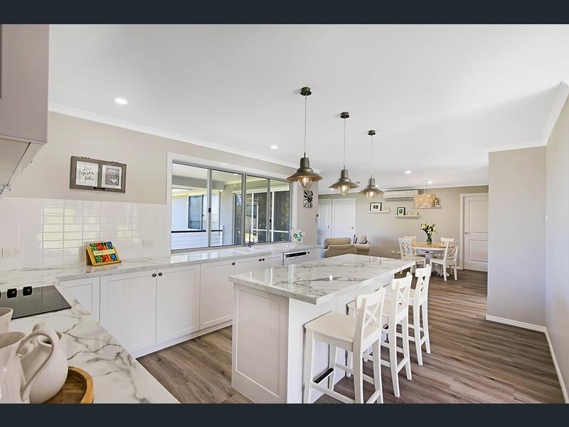 16 Dodson Cresent, Mount Kynoch QLD 4350