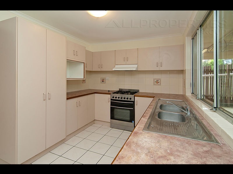 15 Bradley Street, Springwood QLD 4127