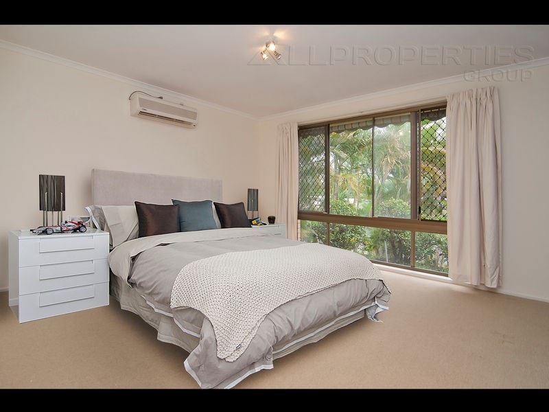 15 Bradley Street, Springwood QLD 4127