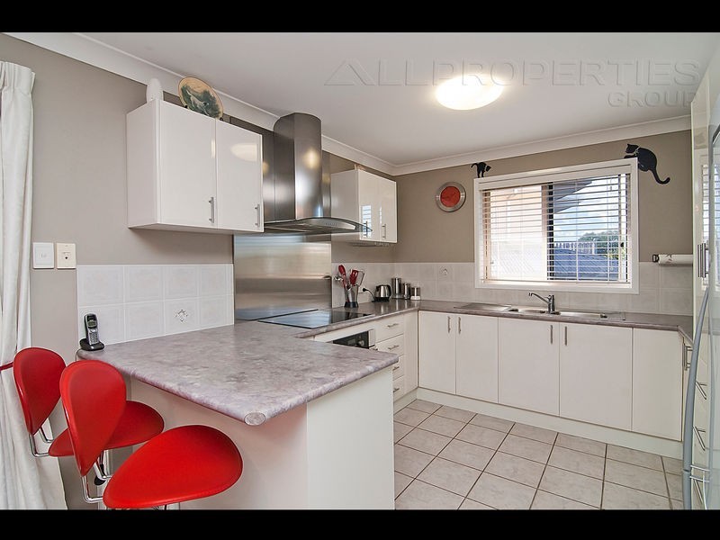 4 Eden Close, Edens Landing QLD 4207