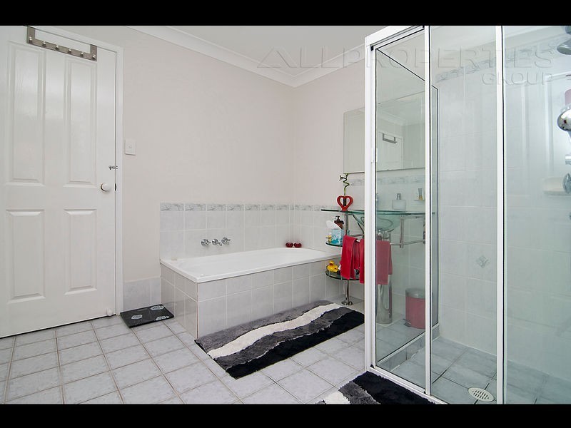 4 Eden Close, Edens Landing QLD 4207
