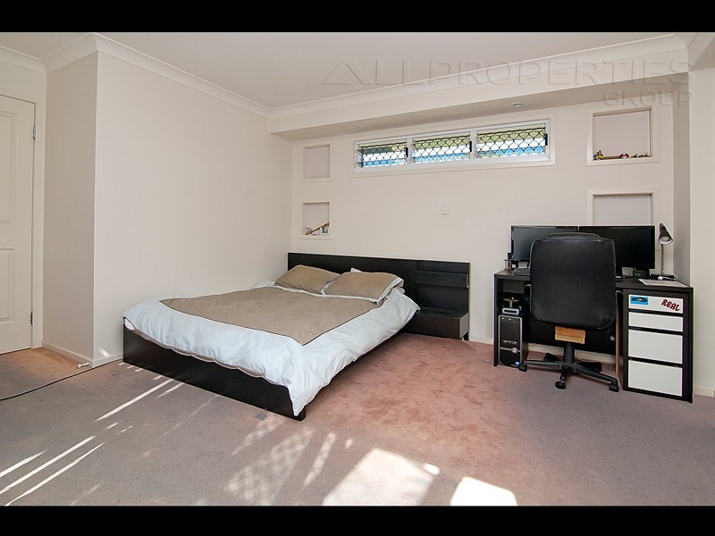 4 Caswell Crescent, Redland Bay QLD 4165
