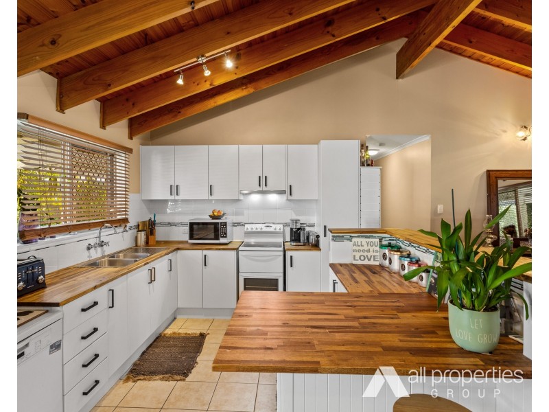 17 Conifer Street, Hillcrest QLD 4118