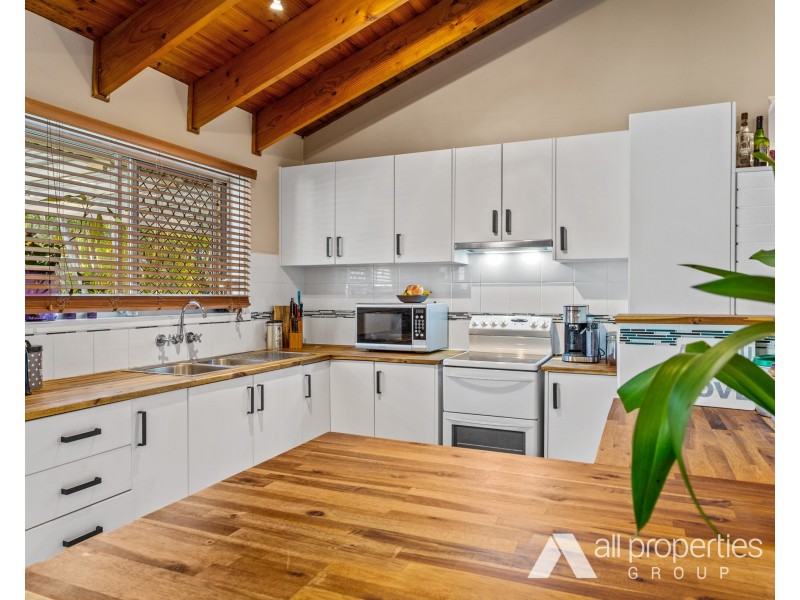 17 Conifer Street, Hillcrest QLD 4118