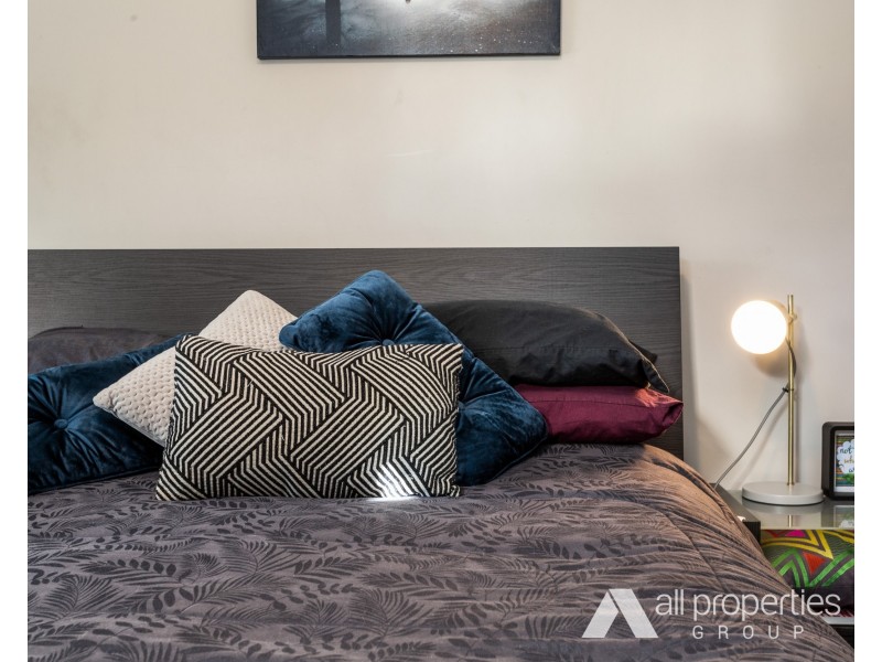 17 Conifer Street, Hillcrest QLD 4118