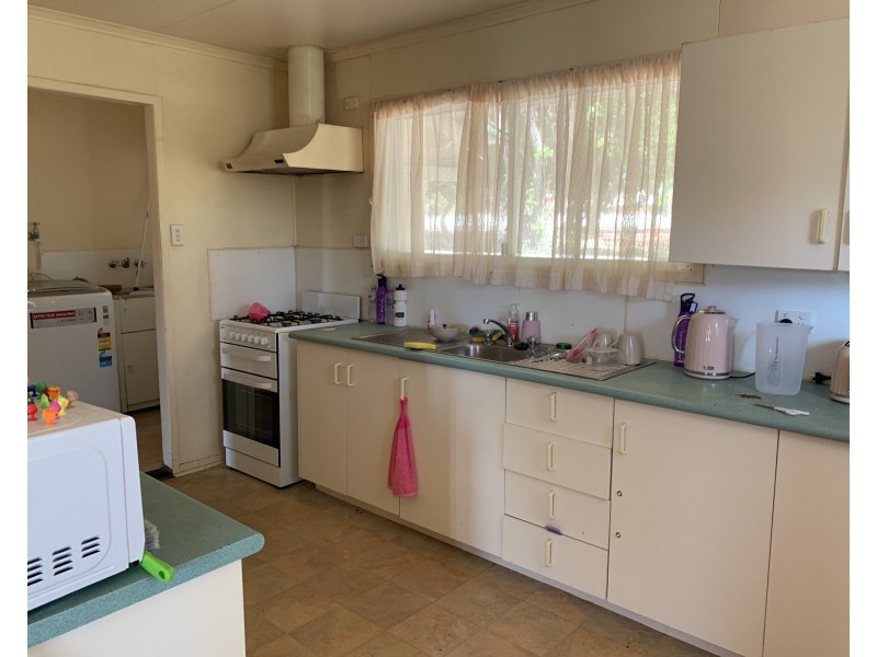 8 Poole Street, Leichhardt QLD 4305