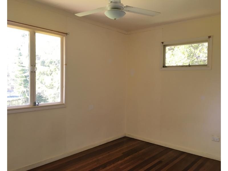 8 Poole Street, Leichhardt QLD 4305