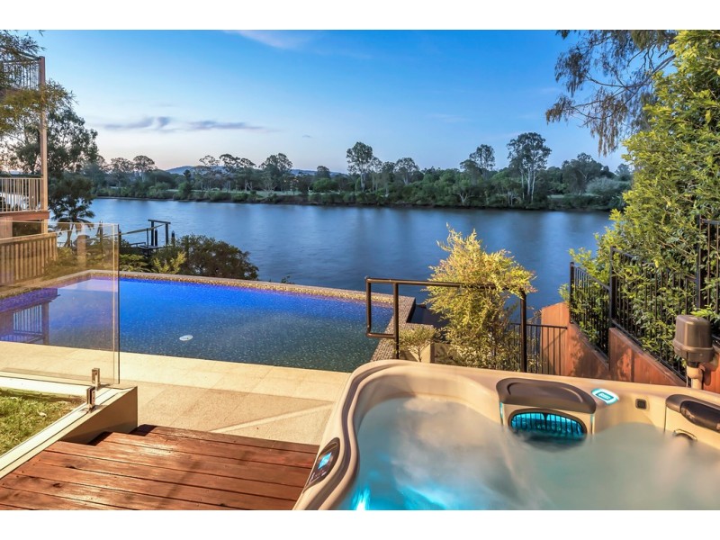 135 King Arthur Terrace, Tennyson QLD 4105