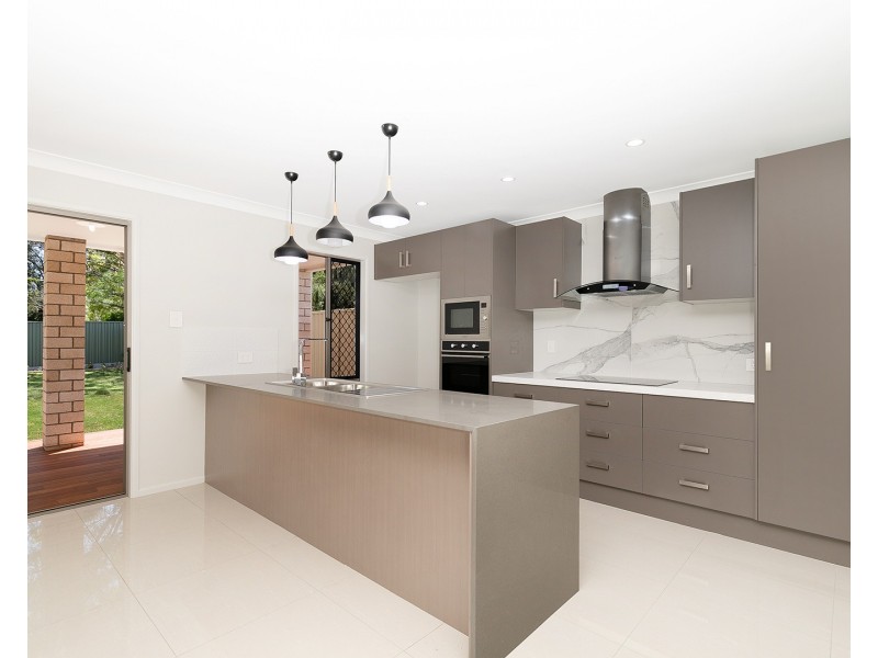 62 Oxley Station Road, Oxley QLD 4075