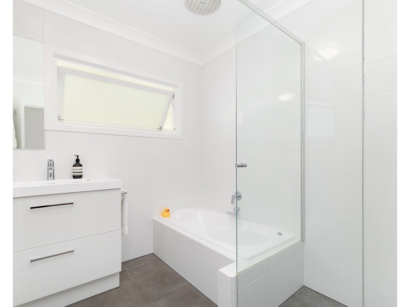 24 Noreen Street, Chapel Hill QLD 4069