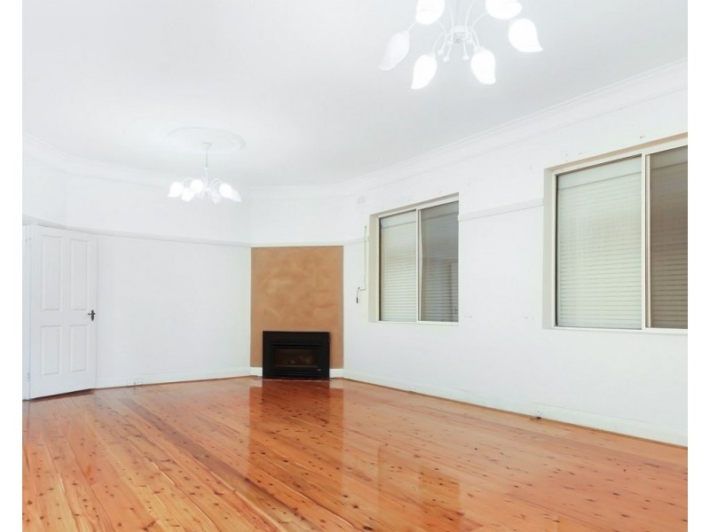 4 PENTLAND AVE, Roselands NSW 2196