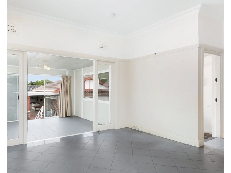 4 PENTLAND AVE, Roselands NSW 2196