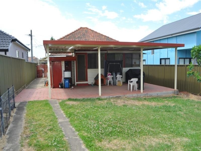 70 Highview Ave, Greenacre NSW 2190