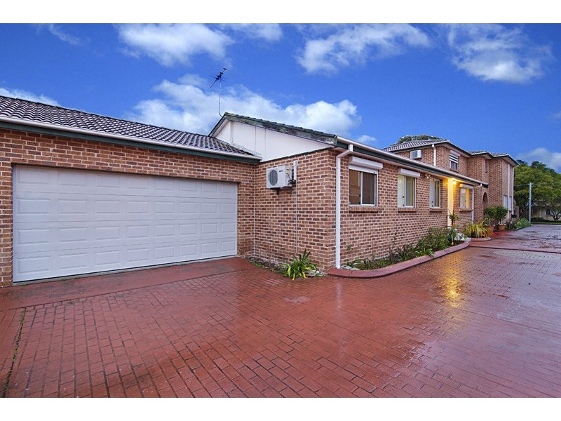 2/11 Broe Avenue, East Hills NSW 2213