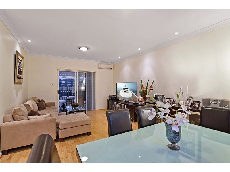 2/11 Broe Avenue, East Hills NSW 2213