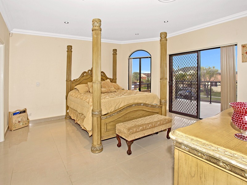 6 Pandora Street, Greenacre NSW 2190