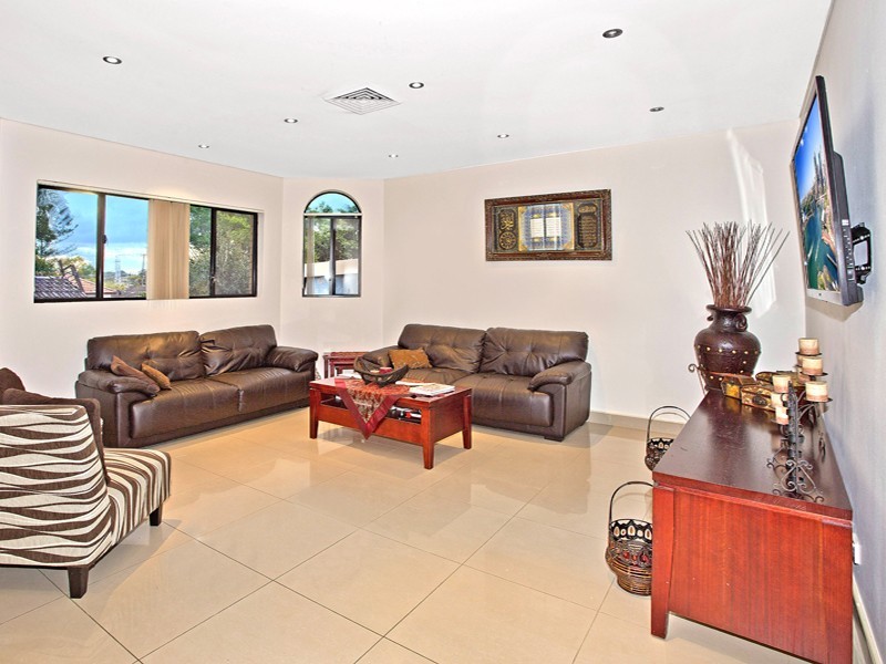 6 Pandora Street, Greenacre NSW 2190