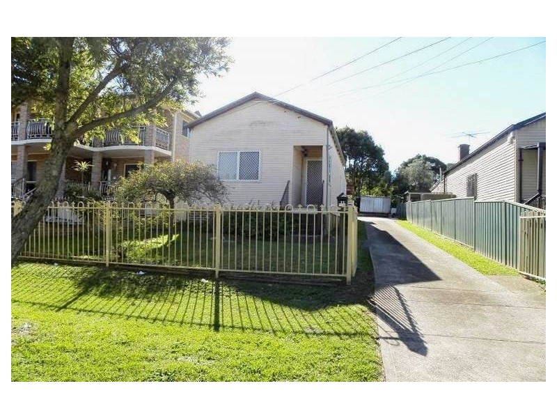 11 Greenacre Road, Greenacre NSW 2190